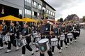 Veel kinderen aan de kermisballenautomaat