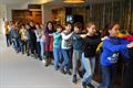 Kinderen dansen voor ouderen