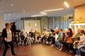 Kinderen dansen voor ouderen