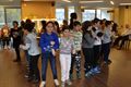 Kinderen dansen voor ouderen