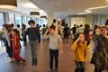 Kinderen dansen voor ouderen