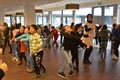 Kinderen dansen voor ouderen