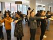 Kinderen dansen voor ouderen