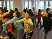 Kinderen dansen voor ouderen