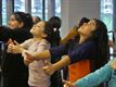 Kinderen dansen voor ouderen