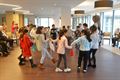 Kinderen dansen in WZC Sporenpark