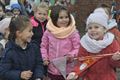 De Sint groet kinderen Hand in Hand