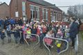 De Sint groet kinderen Hand in Hand