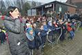 De Sint groet kinderen Hand in Hand