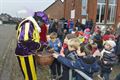 De Sint groet kinderen Hand in Hand