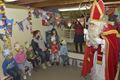 De Sint groet kinderen Hand in Hand