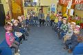 De Sint groet kinderen Hand in Hand