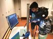 Kinderen maken robot die spinnen vangt