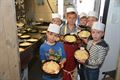 Kinderen maken pizza's bij Alberto en Marianne