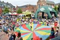 Kinderen feesten op Beringen Beach