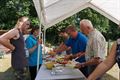 Hondenvrienden genieten van lekkere barbecue