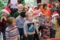Kinderen zingen in woonzorgcentrum