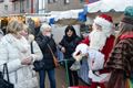 Kerstman trakteert bezoekers markten