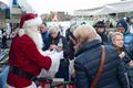 Kerstman trakteert bezoekers markten