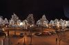 De kerstverlichting brandt