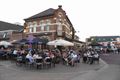 Bomvolle terrassen bij Paal kermis