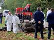 Autowrak uit kanaal getakeld