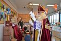 Sint op bezoek in school