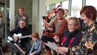 Bewoners Sporenpark zingen samen kerstliedjes