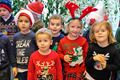 Kinderen zingen kerstliedjes in woonzorgcentrum