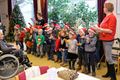 Kinderen zingen kerstliedjes in woonzorgcentrum