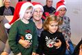 Kinderen zingen kerstliedjes in woonzorgcentrum