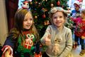 Kinderen zingen kerstliedjes in woonzorgcentrum