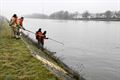 Vuilniszakken met afval van wietplantage in kanaal