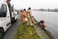 Vuilniszakken met afval van wietplantage in kanaal