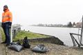 Vuilniszakken met afval van wietplantage in kanaal