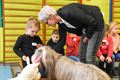 Kinderen leren omgaan met honden