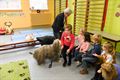 Kinderen leren omgaan met honden