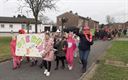 Bonte carnavalstoet XCL Wegwijs trekt door straten