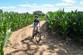 Opening maïsdoolhof en fietsen door de maïs