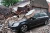 Puin bedelft geparkeerde wagens