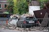 Puin bedelft geparkeerde wagens