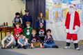Kinderen spelen 'Het meisje met de zwavelstokjes'
