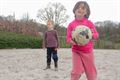 Kinderen genieten van dieren, spelen en knutselen