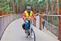 Okra Koersel fietst door de bomen