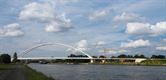 Ondertussen, aan de brug in Beringen