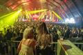 Bomvolle tent voor 'Flashback' festival