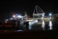 Brug wordt langzaam op ponton gerold