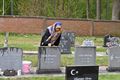 Moslims poetsen graven bij einde ramadan