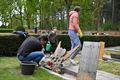 Moslims poetsen graven bij einde ramadan