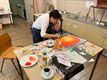 Kinderen maken kunst samen met (groot)ouder